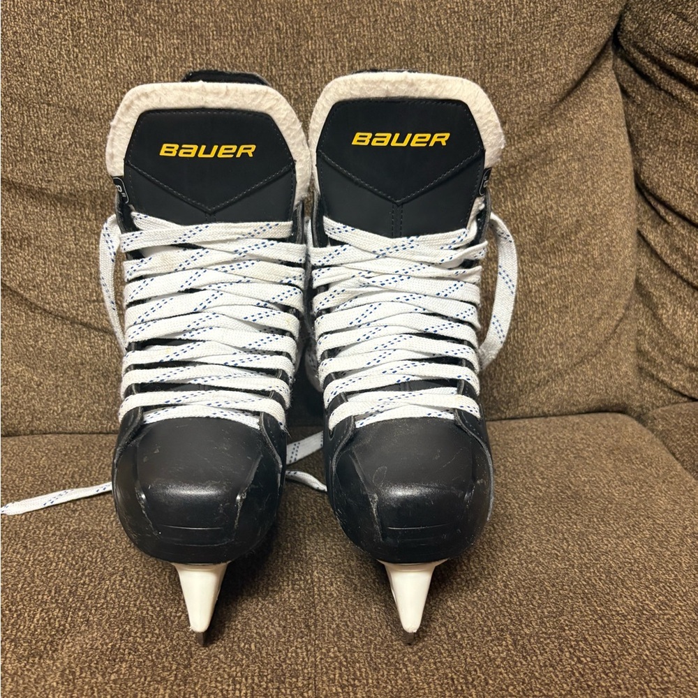 Bauer surpreme 140’s Black and White Ice Skates